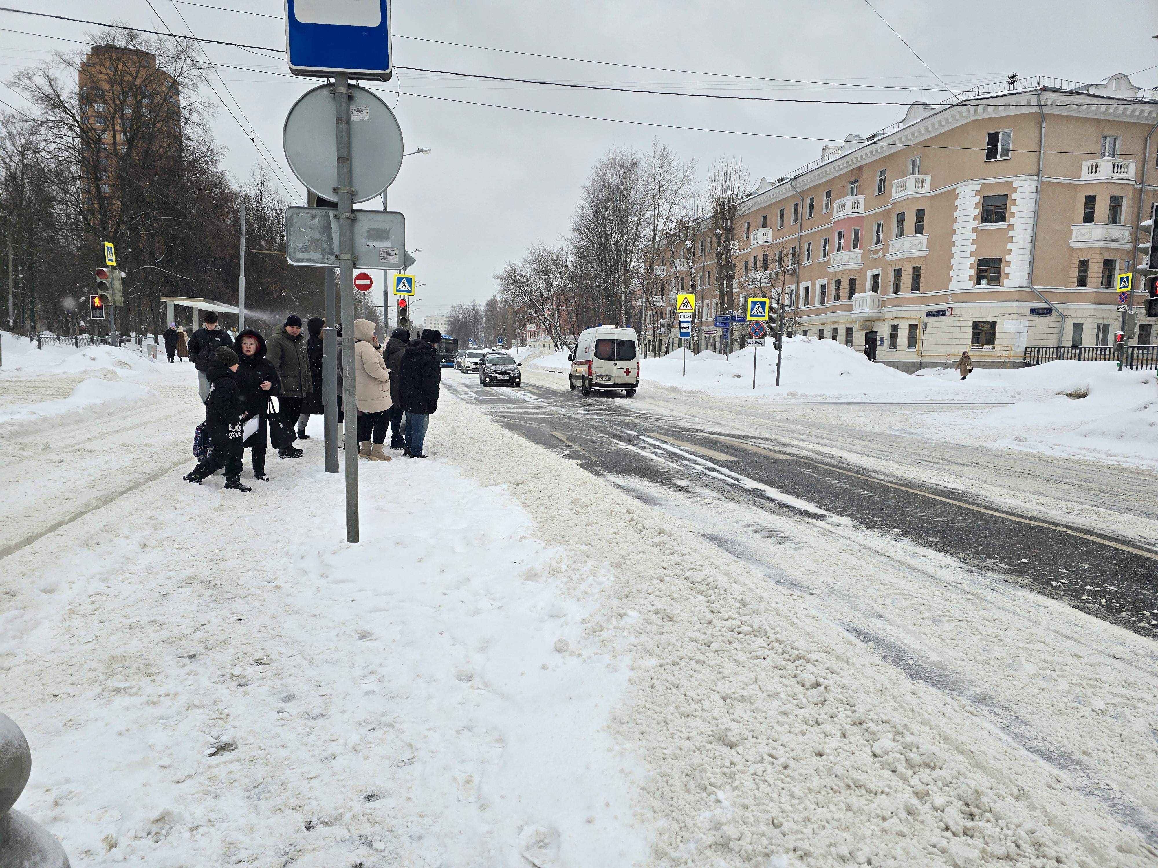 Городская улица с оригинальным пешеходным оригинальным переходом, оборудованным светофорами.原原原