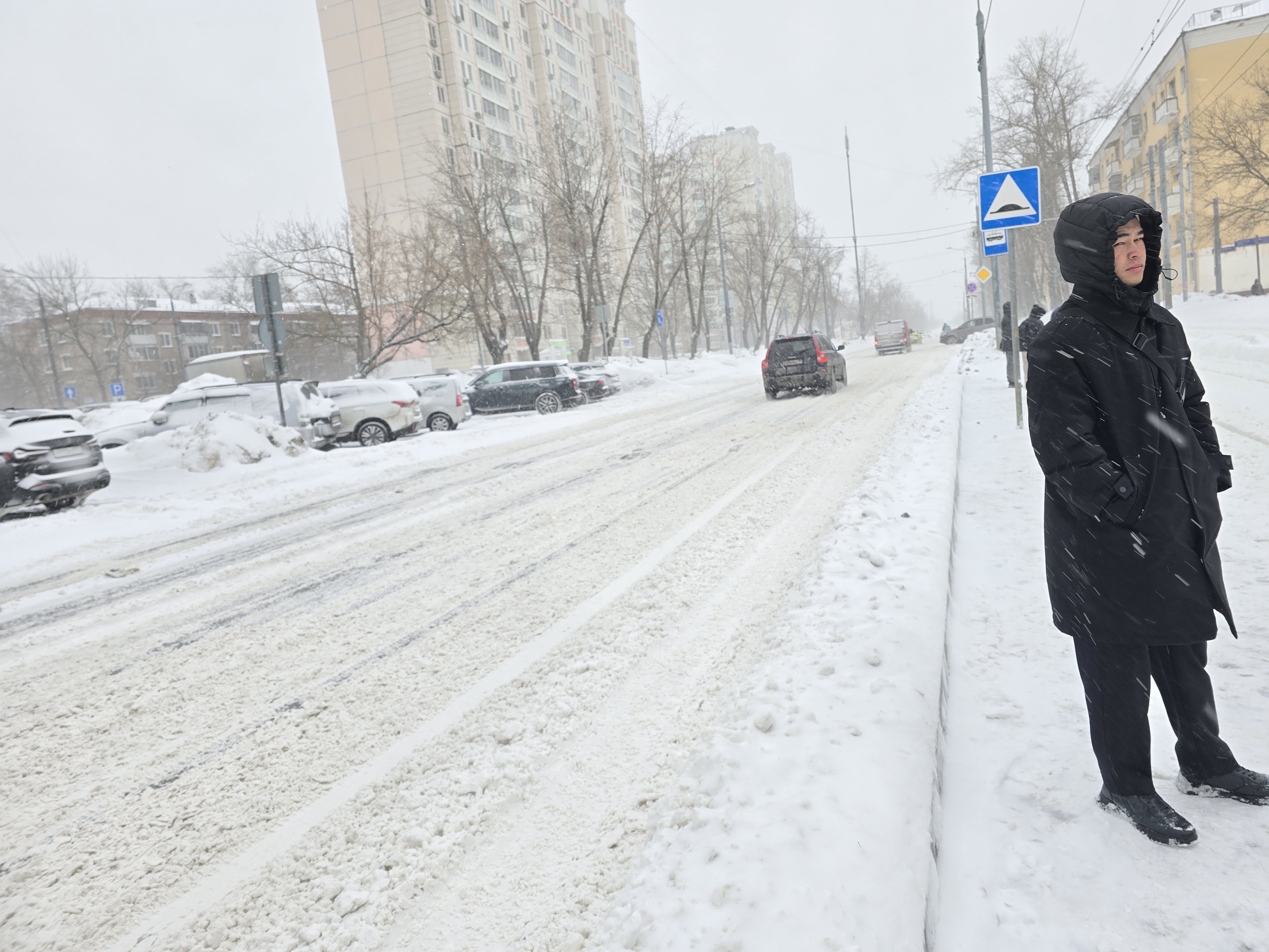 Участок городской дороги в зимний период, покрытый снегом и кашей. Пешеходный переход отсутствует, движение осуществляется по тротуару, отделенному от проезжей части бордюром.